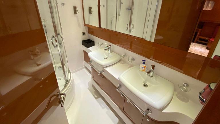 Das Badezimmer von Gül Maria Gulet. Sie können zwei Waschbecken und eine Duschkabine und Schubladen mit Spiegeln sehen